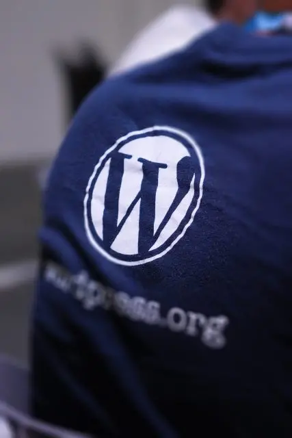 Person wearing a blue 国际黄金价格 T-shirt